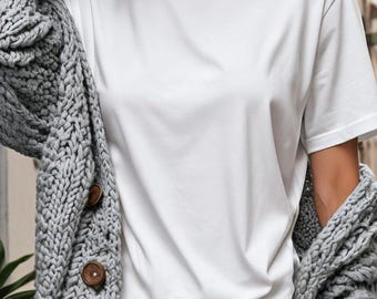 Kvinna i vit t-shirt mock-up modell