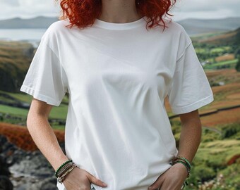 Kvinna i vit t-shirt mock-up modell