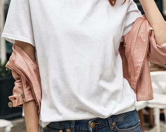 Kvinna i vit t-shirt mock-up modell