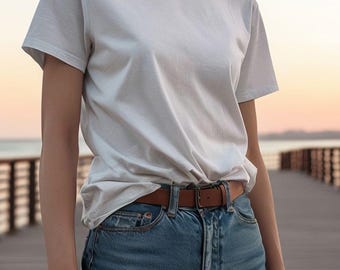 Kvinna i vit t-shirt mock-up modell