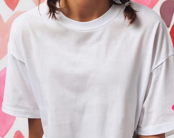 Kvinna i vit t-shirt mock-up modell