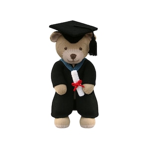 Teje un traje de osito de peluche para la toga de graduación