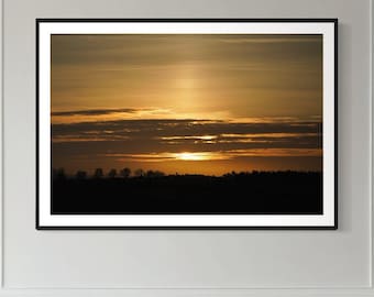Impresión de paisaje de atardecer cálido: Serenidad dorada