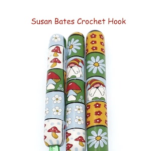 Crochet, crochet Susan Bates recouvert de pâte polymère, courtepointe, champignon, nain, fleurs
