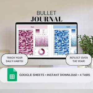 以下が含まれることがあります： デジタルバレットジャーナルのテンプレートが表示されたコンピューターモニター。習慣と健康を追跡するためのグラフが表示されています。画面のテキストは「TRACK YOUR DAILY HABITS！」と「REFLECT OVER THE YEAR！」です。追加のテキストは「GOOGLE SHEETS • INSTANT DOWNLOAD • 4 TABS」です。
