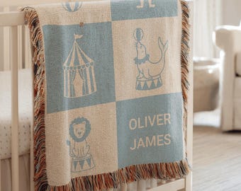 Personalisierte Zirkus Babydecke, Blaue Kinderzimmerdecke, Benutzerdefinierte Name Babydecke, Babypartygeschenk für Jungen