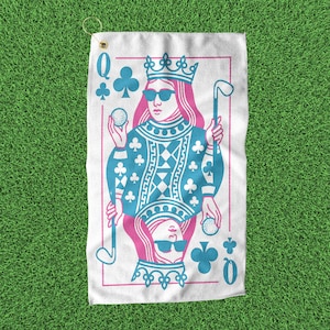 Peut inclure: Serviette de golf blanche avec un motif de carte à jouer. La reine porte des lunettes de soleil et une couronne, tenant une balle et un club de golf. Le motif est bleu et rose, avec un bord rose et un anneau doré pour suspendre.