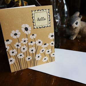 Hola - Tarjeta grande bordada a mano con flores de margaritas blancas y mostaza (vertical)