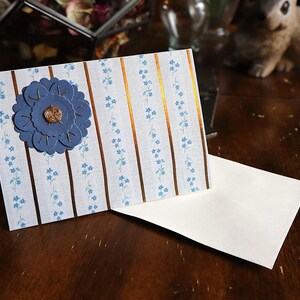 Blanco - bloemen met goudkleurige kleine handgestikte kaart
