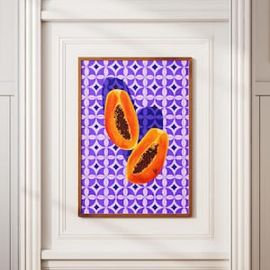 Puede incluir: Una impresión artística enmarcada con dos mitades de papaya sobre un fondo geométrico púrpura. Las papayas son naranjas con semillas oscuras. El marco es marrón y la estética general es moderna y colorida. Un elemento decorativo.