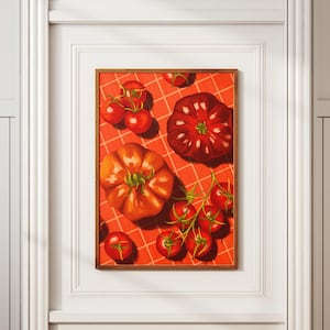 Puede incluir: Una impresión enmarcada de un bodegón con tomates rojos y naranjas sobre un fondo a cuadros rojo y blanco.