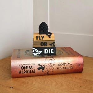 Decorazione a forma di uovo di drago con quarta ala / Pila di libri "Vola o muori" / Decorazione per mensola stampata in 3D / Regalo per appassionati di libri