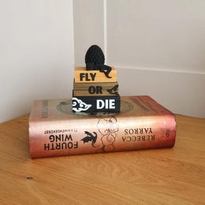 Adorno de huevo de dragón de cuarta ala / Pila de libros "Vuela o muere" / Decoración de estantería impresa en 3D / Regalo para amantes de los libros