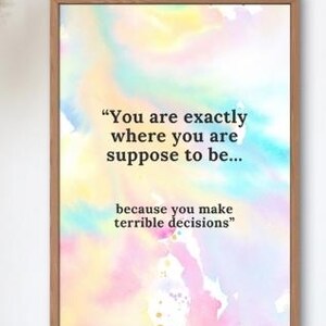 Peut inclure: Une impression aquarelle avec une citation qui dit "Vous êtes exactement là où vous êtes censé être... parce que vous prenez de mauvaises décisions". L'arrière-plan est un mélange de couleurs pastel avec des accents dorés.