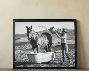 Arte della vasca da bagno con cowgirl, fotografia western in bianco e nero, arte murale con cavalli da ranch, arredamento rustico per il bagno, stampa vintage con cowgirl