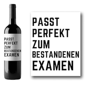 Könnte beinhalten: Eine schwarze Weinflasche mit einem weißen Etikett, auf dem "Passt perfekt zum bestandenen Examen" steht.