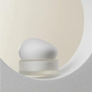 Daphne Jar – Pote de vidro fosco de 50g com tampa escultural em formato de ovo