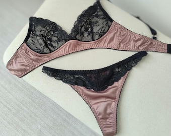 Conjunto de lencería de seda. Elegante bralette y tanga ajustable con ribete de encaje para una sensación de lujo.