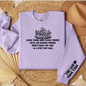 Paroles de chanson You're on Your Own Kid Fichier SVG inspiré de Taylor Swift ; Détail de la pochette « You Can Face This », image florale du livre.
