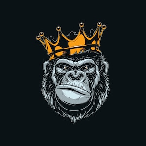 Puede incluir: Ilustración detallada de un gorila con una corona dorada, sobre un fondo negro. La cara del gorila es gris y blanca, con una expresión severa. La corona es ornamentada con un esquema de color amarillo y naranja.