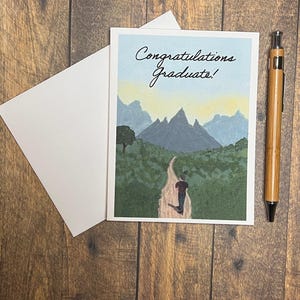 Carte Diplômée de félicitations | L'aventure attend votre diplôme de Zazzle.be Liste d'envies Vous avez des idées ? carte de voyage inspirée | Message personnalisé | À l'unité ou en coffret