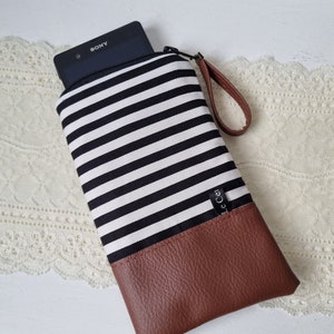 Etui Smartphone/Sur-mesure/Clara rayures noir blanc/Simili-cuir marron/Anniversaire/Noël/Cadeau femme/Fête des mères/StValentin
