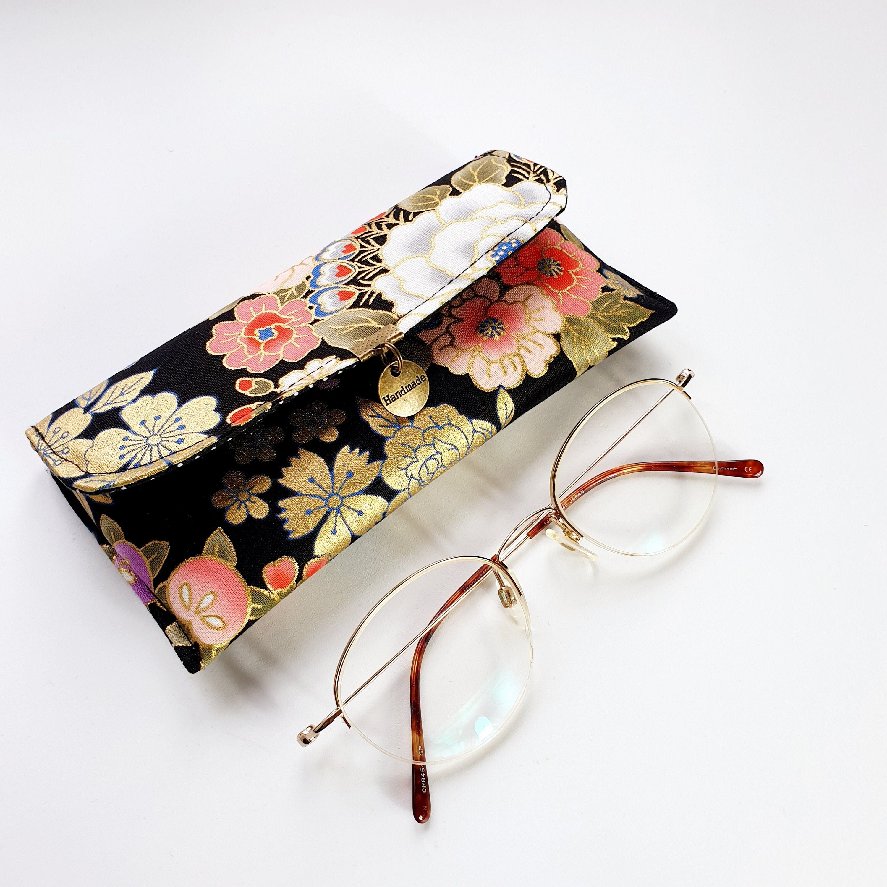 置物 iCase_kanako 海福雑貨 | 【me/me】さんの「museum brooch」🦋🐚 | Instagram