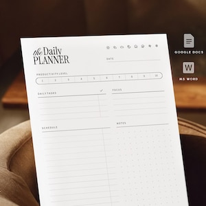 Puede incluir: Un planificador diario blanco con el texto "the Daily PLANNER". El planificador incluye secciones para el nivel de productividad, las tareas diarias, el horario, el enfoque y las notas. También son visibles los iconos de Google Docs y MS Word.
