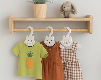 Estante de pared minimalista de madera con barra para colgar: organizador de ropa para guardería