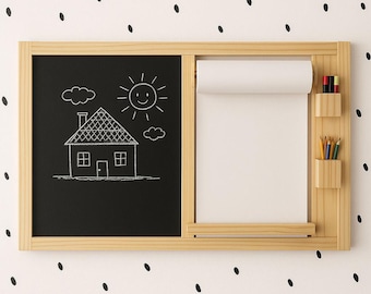 Può includere: Una combinazione di lavagna e lavagna da disegno in legno. La lavagna presenta un disegno a gesso di una casa, un sole e delle nuvole. La lavagna da disegno ha un rotolo di carta bianca e due piccoli contenitori di legno per matite e pennarelli.