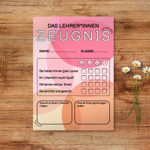May include: A pink and peach-colored teacher's report card with the German text "DAS LEHRER*INNEN ZEUGNIS" at the top. The report card has spaces for a name and class, with a section for student feedback and comments. A small bouquet of daisies is to the right.