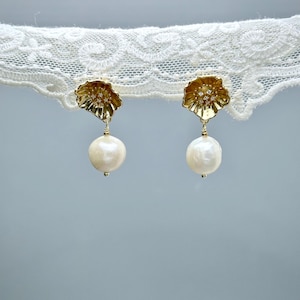 Orecchini a bottone con motivo floreale barocco, perle barocche, perle di conchiglia, orecchini a bottone, riempiti d'oro, gioielli da sposa, orecchini da festa, regalo per lei
