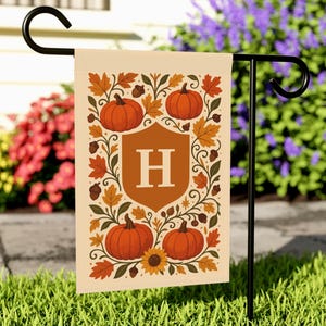 Bandeira de jardim de outono personalizada, bandeira de jardim de outono com monograma personalizado, bandeira de jardim de abóbora de outono para presente, decoração de pilha de abóbora, bandeira de jardim com inicial