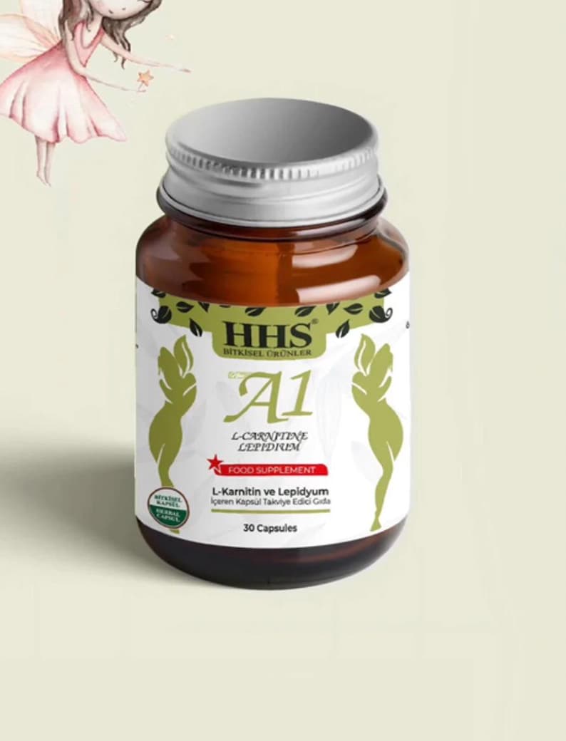 Puede incluir: Una botella de vidrio marr&oacute;n con tapa plateada, etiquetada con el texto "HHS" y "A1 L-CARNITINE LEPIDREM FOOD SUPPLEMENT". La etiqueta tambi&eacute;n incluye el texto "L-Karnitin ve Lepidyum I&ccedil;eren Kaps&uuml;l Takviye Edici Gida" y "30 Capsules".