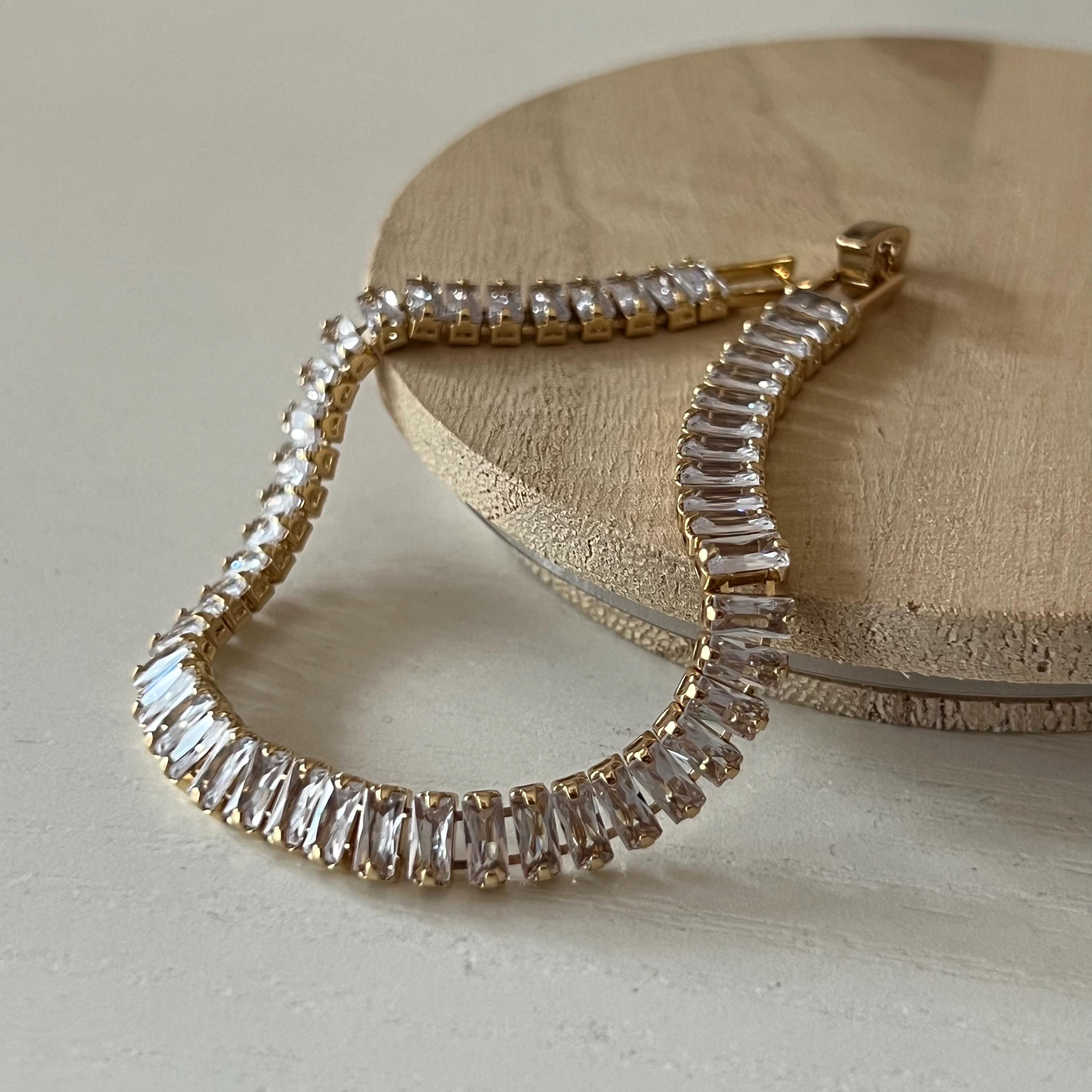 Vintage Style Crystal Bracelet: Gold Tone Retro Jewelry