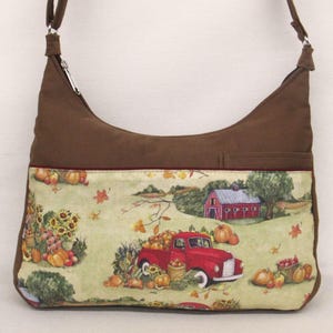 Bolso Red Truck Fall Harvest en marrón, mediano, bolsillo para celular y 2 más al frente, 1 en la parte posterior, 2 en el interior, correa ajustable completamente forrada