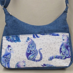 Bolso Cats Paisley Medium Denim Bolsillo celular al frente con 2 bolsillos y bolsillo grande en la parte trasera 2 bolsillos interiores correa ajustable