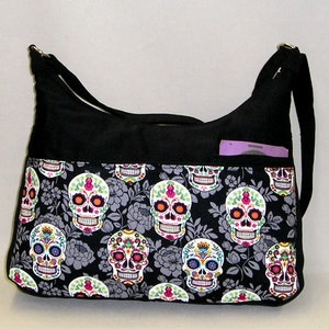 Bolso Sugar Skulls Bolso de tela negra, BARCOS GRATIS, correa ajustable, bolsillo para teléfono celular y 2 en el frente, 2 en el interior, un bolsillo trasero de 12 pulgadas