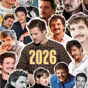 Puede incluir: Un collage de imágenes de un hombre con cabello oscuro y bigote, en varias poses y atuendos. La imagen central muestra el número "2026" en amarillo sobre una camisa a cuadros marrón y negro.