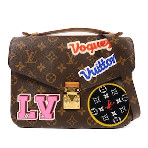 Könnte beinhalten: Braune Umhängetasche mit dem klassischen LV-Monogrammmuster. Die Tasche hat Aufnäher mit den Wörtern "Vogue" und "Vuitton" sowie den Buchstaben "LV". Sie hat einen goldfarbenen Verschluss und einen braunen Lederriemen.