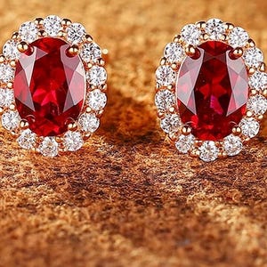 Kolczyki z rubinami laboratoryjnymi i 4-ząbkami | 1,2 ct/szt. 7 x 5 mm | Krew gołębia | Solidne srebro próby 925 z pozłacanymi 18-karatowym złotem kolczykami z moissanitem.