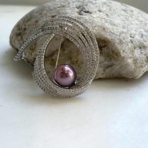 Elly’s Edison Lavender Pearl Wave Brooch Pendant 2in1: Extreme luster mirrored, 11.2mm, 4.2cm dia, no chain.