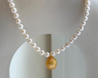 Set di Elly, collana da 17,3” con perle bianche d'acqua dolce dorate intagliate dei Mari del Sud: collana in argento 925 ad altissima lucentezza da 10,1 mm.