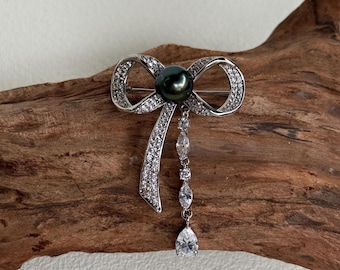 Elly’s Tahitian Ocean Pearl Brooch: Extreme luster mirrored, 10.2mm gorgeous peacock green pearl, butterfly Bow Copper Brooch.