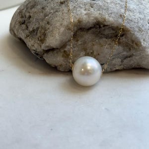 Pendentif flottant en or blanc 18 carats Au750 de 13,4 mm : lustre intense, perle ronde blanche, pendentif bordé d&#39;or 18 carats, chaîne en argent s925.