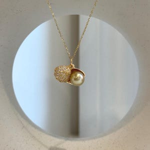 Elly’s 8.1mm South Sea deep tea Gold ocean Pearl Shell pendant: Extreme luster mirrored, 1.1x1.5cm, S925 silver pendant.