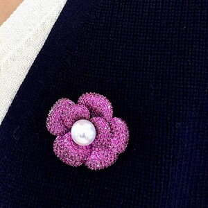 Spilla Floreale Oro Con Perla Edison Bianca 10mm E Zirconi &ndash; Regalo In Scatola Portagioie