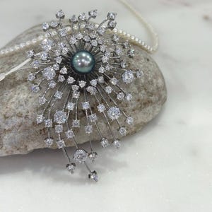 タヒチの花火、スタイリッシュでエレガントな天才ピーコックグリーンパールブローチペンダント、2in1、友人、母親、先生へのユニークなブローチギフト。9.3 mm。