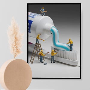 Miniatur Arbeiter Zahnpasta Kunst, lustige Badezimmer Wand Dekor, Zahnarztpraxis Digitaldruck, Zahnpasta Poster, Instant Download