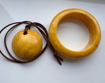 Vintage Schmuckset aus baltischem Bernstein • Geschnitzter Armreif & Anhänger